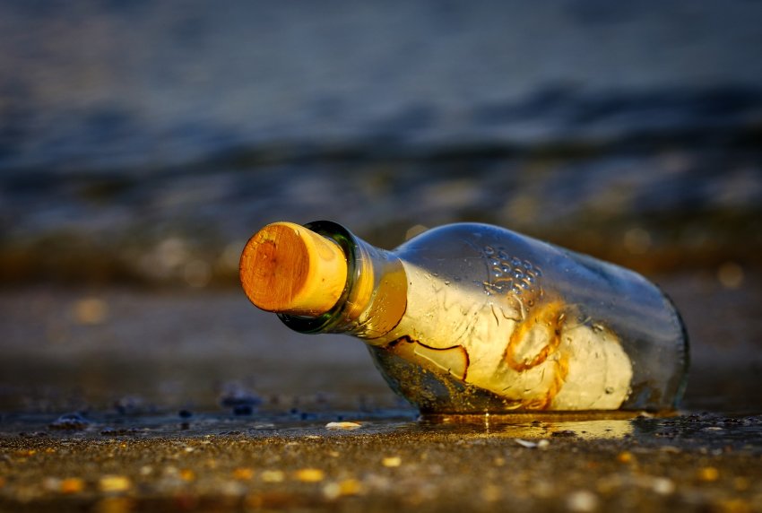 Üzenet a palackban – különös kincseket sodort partra a víz