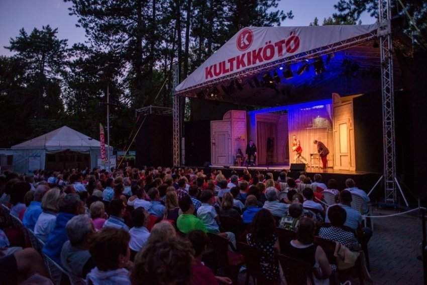 Kultkikötő nyáron a Balatonon hat helyszínen