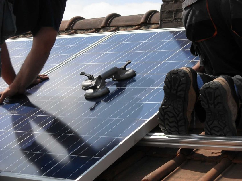 Tényleg kivédhető napelemekkel az áramdrágulás?