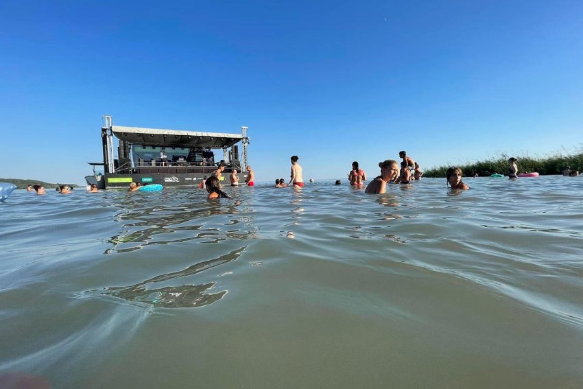 Balatonfüreden köt ki pénteken a BalatONkoncert színpadhajója