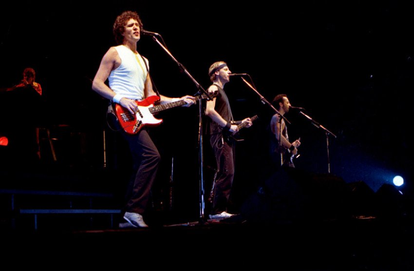 Több mint 8 millió fontért keltek el a Dire Straits sztárjának gitárja