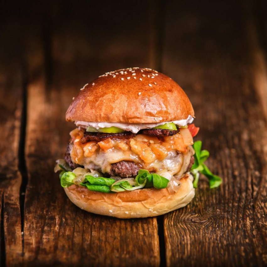 Menő hamburger Budapest módra? Igazi magyaros burger csak a Bamba Marhában!