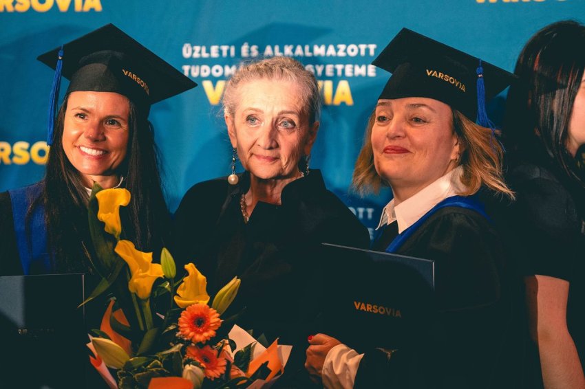 Évi 7 millió forinttal is többet kereshetnek a diplomások