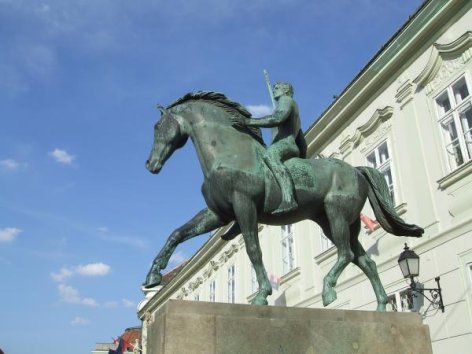 10-es huszárok lovas szobra Székesfehérváron