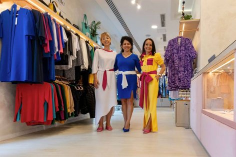 Itt az első olyan tervezői ruhaüzlet, ahol alacsony nők is vásárolhatnak