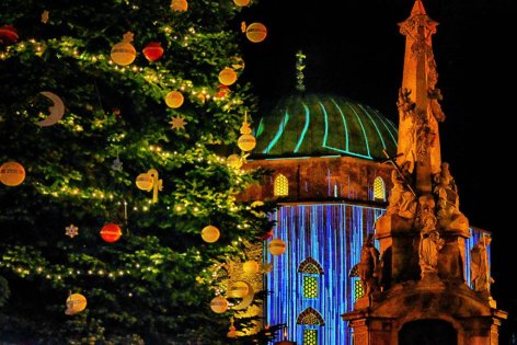 Ünnepi koncertekkel, fényfestés Pécsen karácsonykor