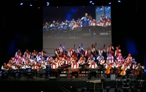 Tatán koncertezik a 100 Tagú Cigányzenekar