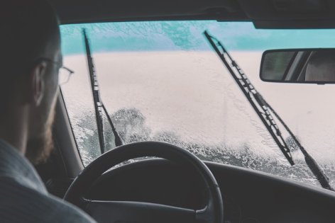 Mi a teendő, ha elfogyott a szélvédőmosó folyadék az autóból?