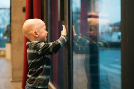 Ritka betegségben szenved a hároméves kisfiú, akin csak egy drága kezelés segíthet