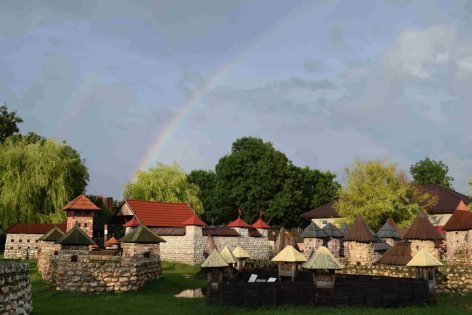 Nyuszivonat és tojásfestés: indul a tavaszi szezon a Dinnyési Várpark és Skanzenben