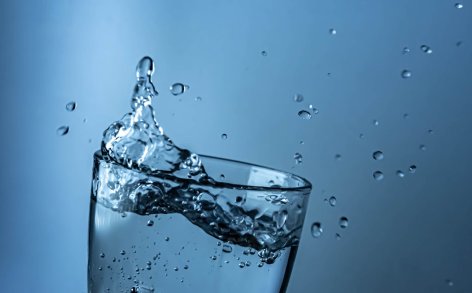 Hűsítő kortyok – Mennyi vizet igyunk nyáron?
