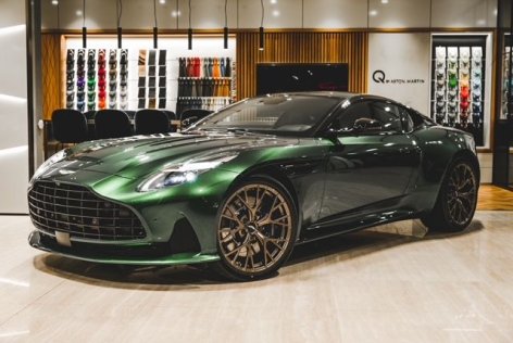 Egy Aston Martin a város felett 
