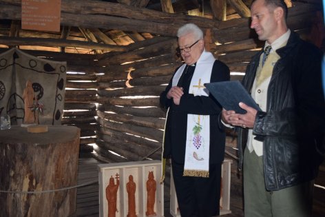 Dinnyésen felavatták a világ leghosszabb szentszobor-falát