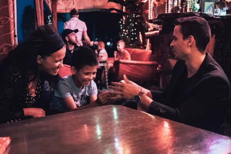 Close-up bűvészet: mi ez, és miért imádják a vendégek?