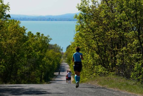Rekordot döntött a 20. NN Ultrabalaton: több mint 35 ezer futó és közel 30 milliós adomány