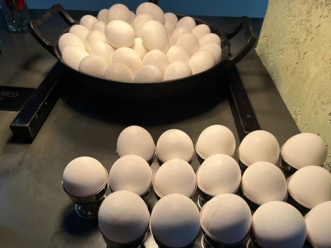 Mi történik egy tojásban omlett vagy főtt tojás készítés közben?