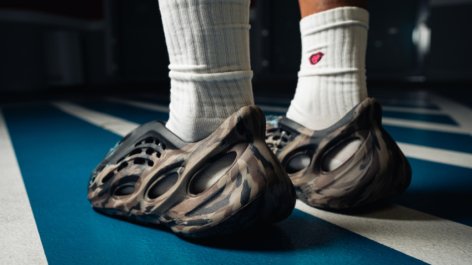 Sneakertől a papucsig: hogyan lett a Yeezynél divat a szokatlan? 