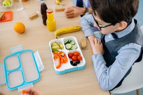 Iskolakezdés és táplálkozás: nem egyetlen uzsonnán múlik, mit eszik egészségesen a gyerek