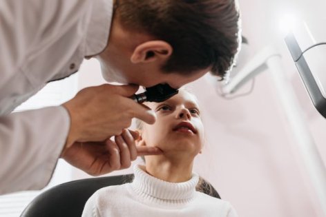 Gyermekkori szürkehályog: miért különösen fontos a korai felismerés?