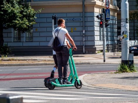 Elektromos roller: új KRESZ-szabályok jöhetnek